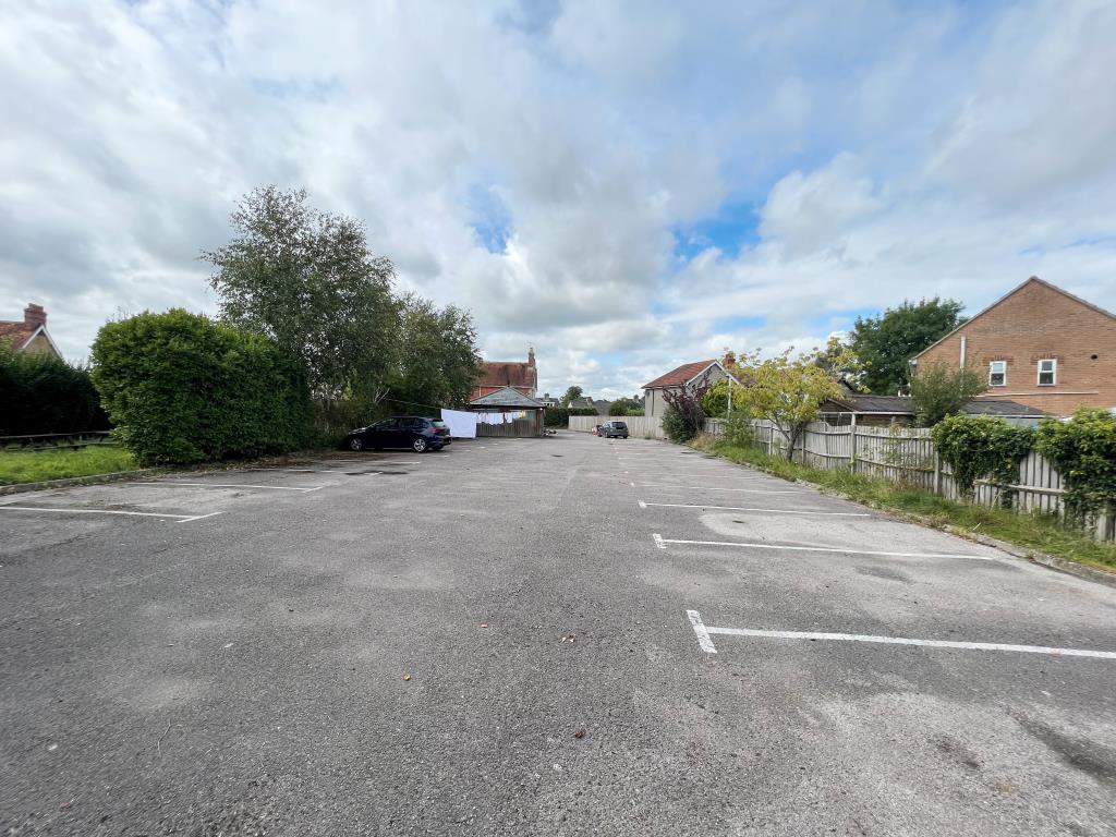 Lot: 135 - PUBLIC HOUSE ON PLOT OF OVER A THIRD OF AN ACRE - Car park at rear